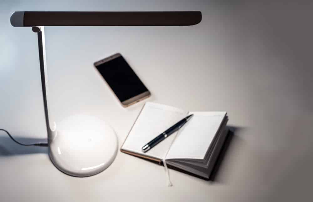 Schreibtisch mit moderner LED Lampe